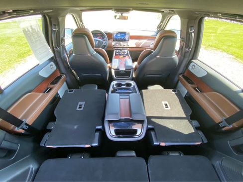 Used 2024 Lincoln Navigator Reserve AWD/4WD image 11