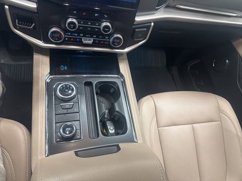 Used 2024 Ford Expedition XLT image 6