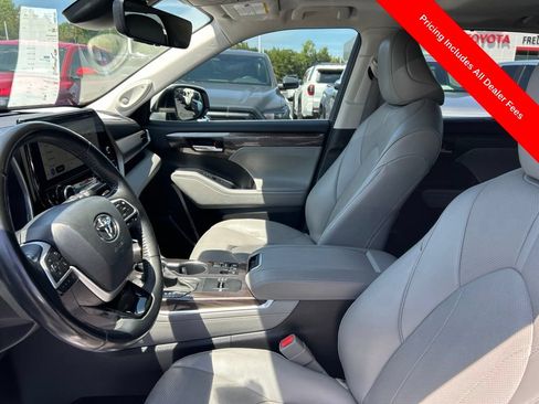 Used 2023 Toyota Highlander Limited FWD image 2