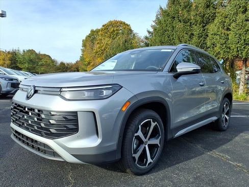 New 2025 Volkswagen Tiguan SE image 2