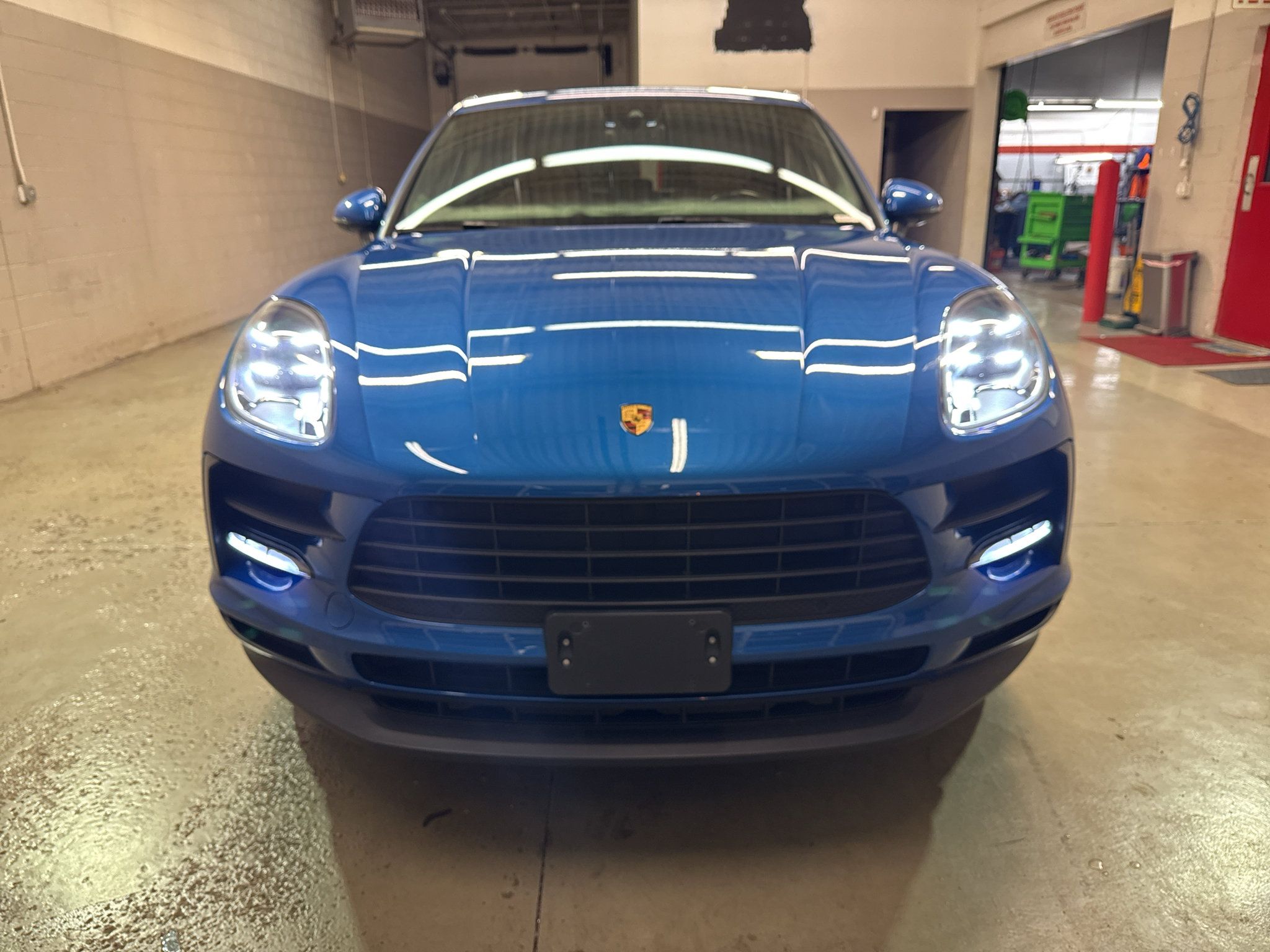 Used 2020 Porsche Macan AWD/4WD image 2