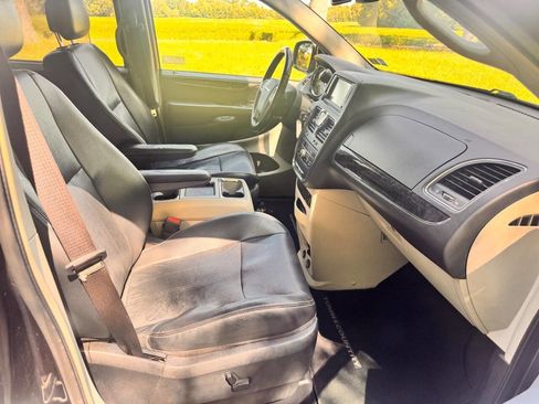 Used 2011 Chrysler Town & Country Touring-L w/ Entertainment Group #2 image 10