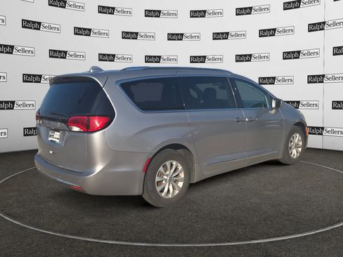 Used 2019 Chrysler Pacifica Touring-L image 5