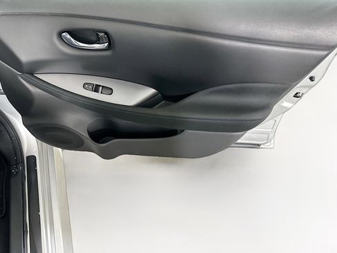 Used 2025 Nissan Leaf S image 29