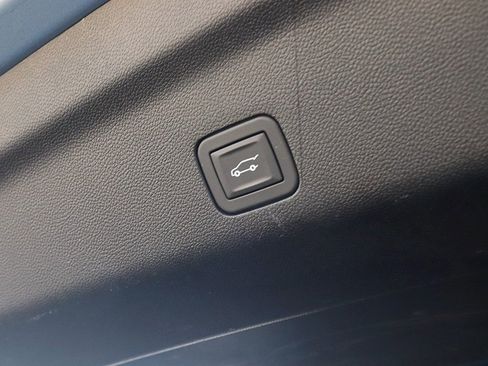 Used 2025 Chevrolet Suburban Z71 image 18