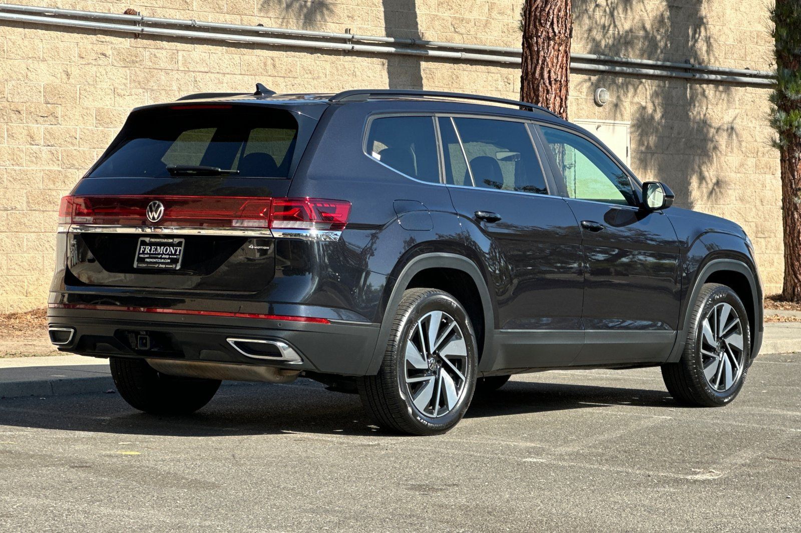 Used 2025 Volkswagen Atlas SE AWD/4WD image 3