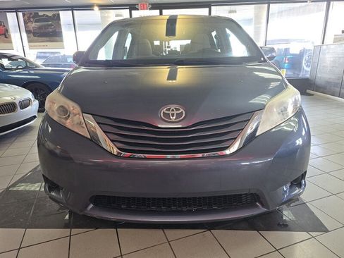 Used 2017 Toyota Sienna LE image 2