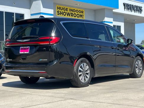 Used 2024 Chrysler Pacifica Limited FWD image 4