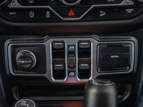 Used 2018 Jeep Wrangler Unlimited Sahara image 28