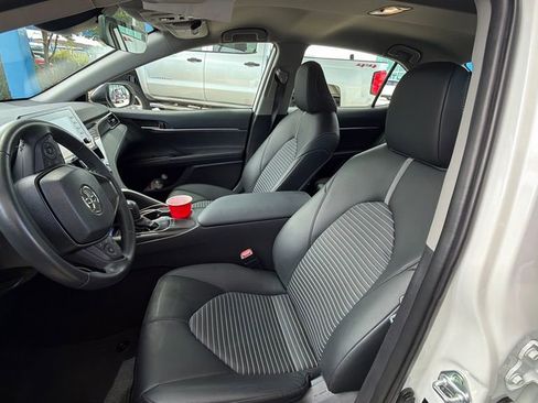 Used 2022 Toyota Camry SE FWD image 3