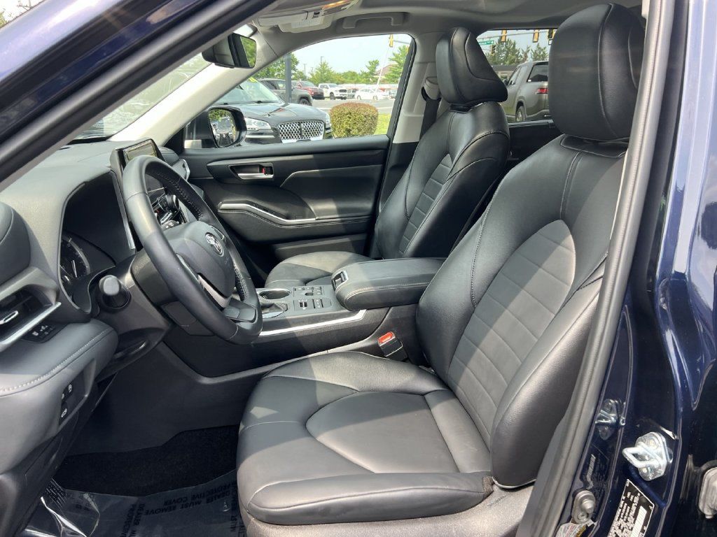 Used 2025 Toyota Highlander XLE AWD/4WD image 13