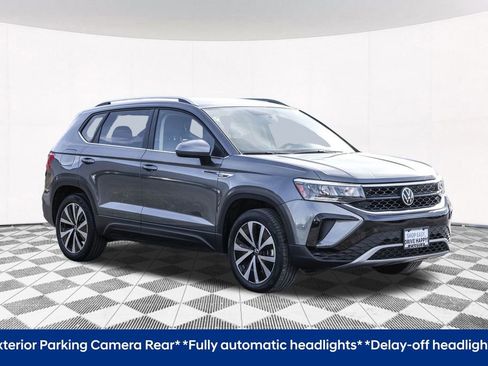Certified 2022 Volkswagen Taos SE image 10