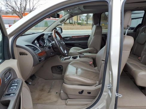 Used 2012 Chrysler Town & Country Limited w/ Luxury Group image 4