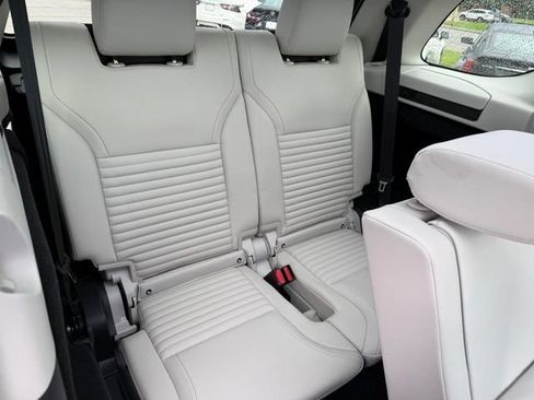 Used 2025 Land Rover Discovery S AWD/4WD image 16