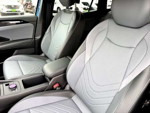 New 2026 Volkswagen Tiguan SE R-Line FWD image 11