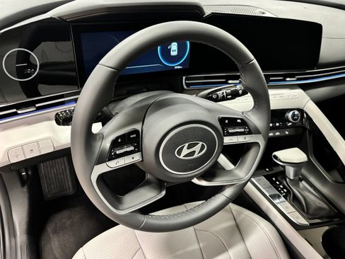 Certified 2025 Hyundai Elantra Limited FWD image 16