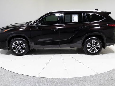 Used 2022 Toyota Highlander XLE image 10