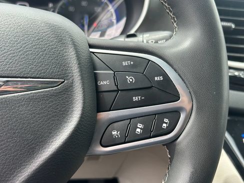 Used 2023 Chrysler Pacifica Touring-L FWD image 18