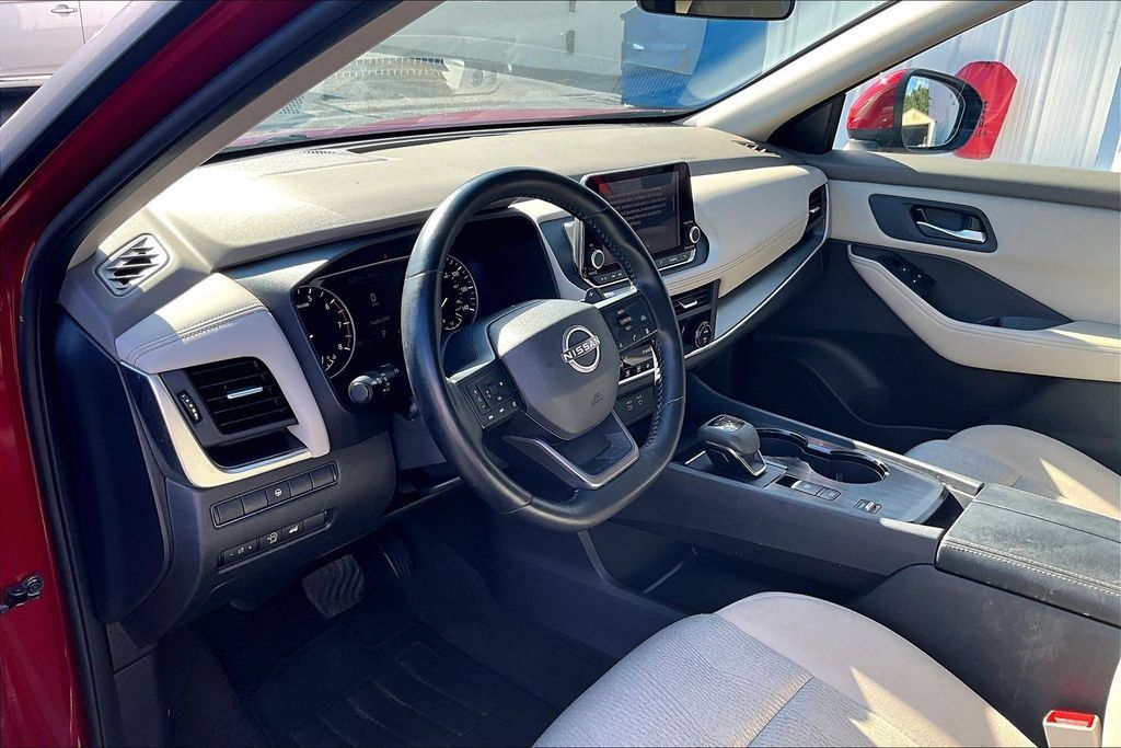 Used 2025 Nissan Rogue SV FWD image 16