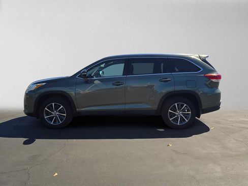 Used 2019 Toyota Highlander XLE w/ Carpet Mat Package (TMS) AWD/4WD image 6