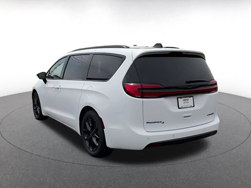Used 2025 Chrysler Pacifica Limited FWD image 10