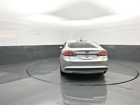 Used 2018 Ford Fusion SE w/ Fusion SE Technology Package image 6