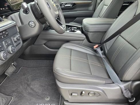 New 2025 Chevrolet Suburban High Country w/ Sun And Tow Package AWD/4WD image 9