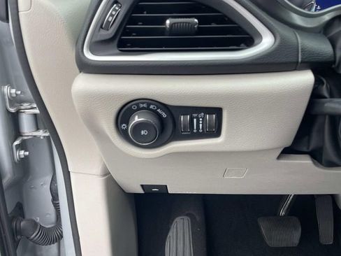 Used 2024 Chrysler Pacifica Touring-L image 17