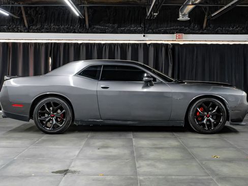 Used 2017 Dodge Challenger R/T RWD image 9