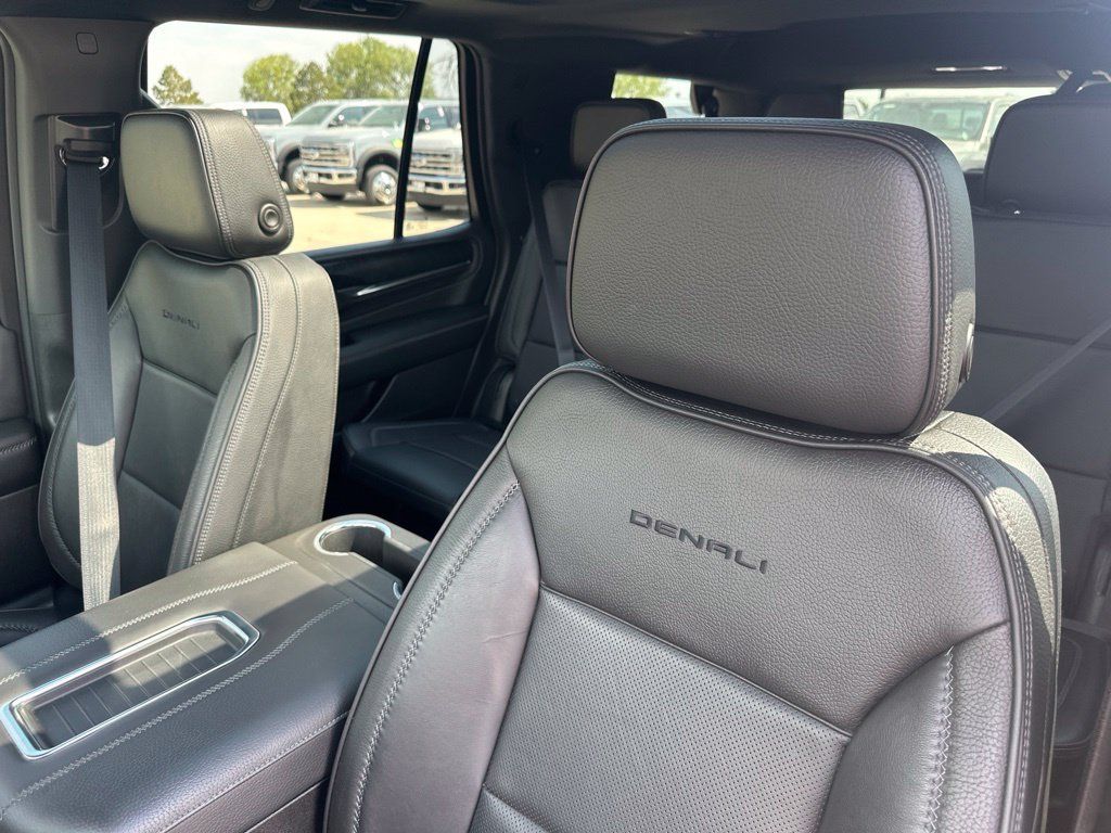 Used 2022 GMC Yukon Denali AWD/4WD image 16