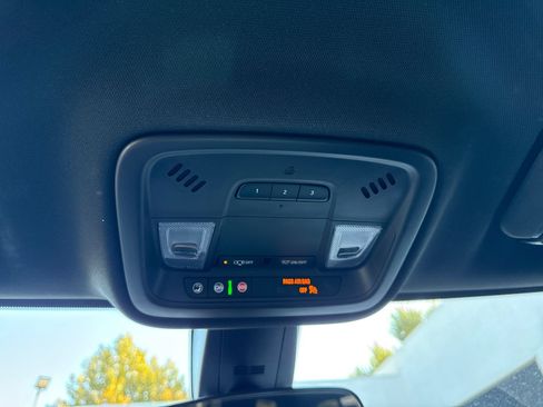 Used 2023 Chevrolet Traverse LT FWD image 21