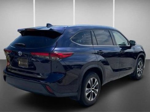 Used 2021 Toyota Highlander XLE AWD/4WD image 9