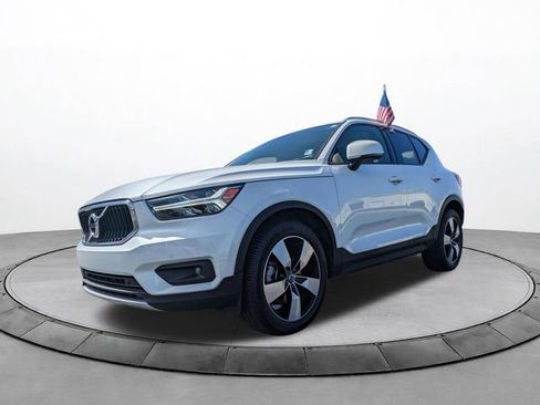 Used 2021 Volvo XC40 T5 Momentum w/ Premium Package image 8