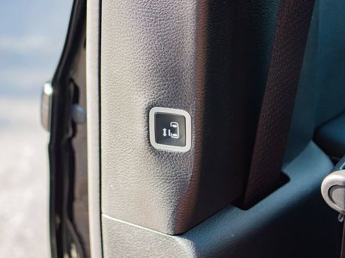 Used 2025 Chrysler Pacifica Select FWD image 34