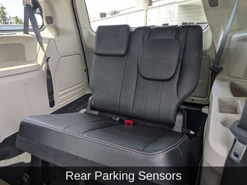 Used 2016 Chrysler Town & Country Touring-L FWD image 19