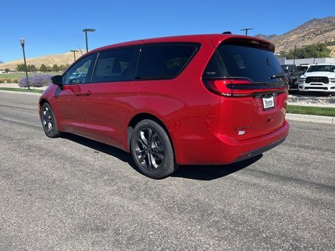 New 2026 Chrysler Pacifica Select image 6