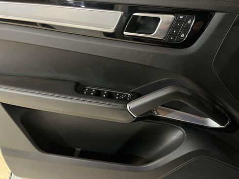 Certified 2023 Porsche Cayenne Turbo AWD/4WD image 36