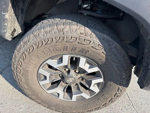 Used 2022 Toyota Tacoma TRD Off-Road w/ Technology Package AWD/4WD image 7