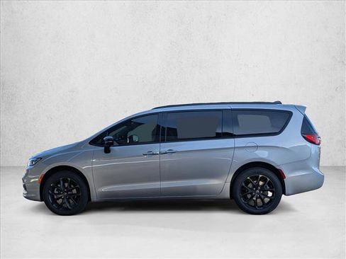 New 2026 Chrysler Pacifica Limited image 9
