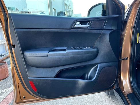 Used 2018 Kia Sportage LX w/ LX Technology Package image 21