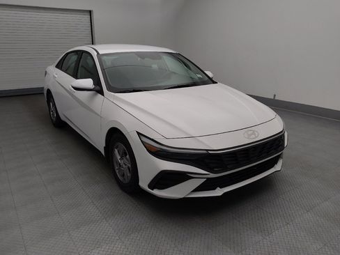 Used 2025 Hyundai Elantra SE FWD image 14