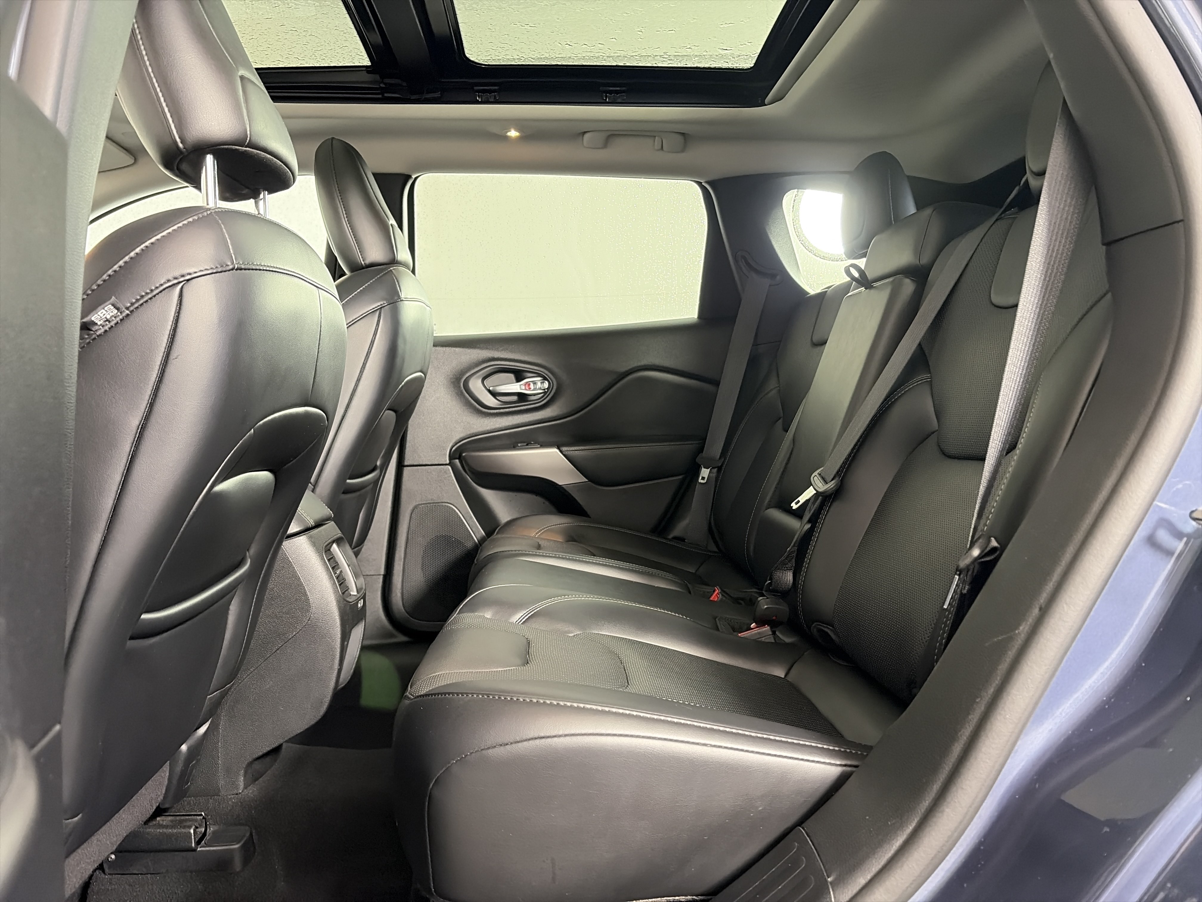 Used 2021 Jeep Cherokee Latitude Lux w/ Sun & Sound Group AWD/4WD image 7