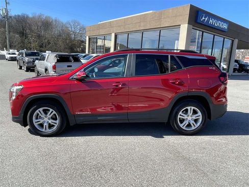 Used 2022 GMC Terrain SLE w/ Driver Convenience Package image 2