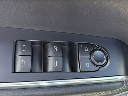 Used 2025 GMC Acadia Elevation image 12