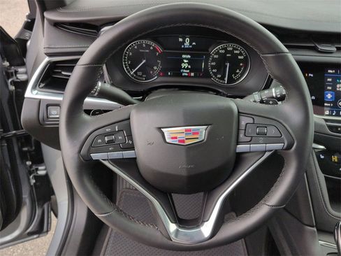 Used 2025 Cadillac XT6 Luxury image 9