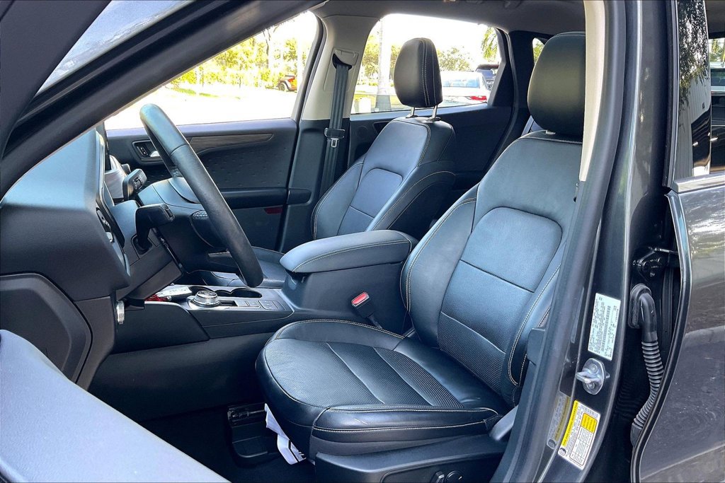 Used 2020 Ford Escape Titanium FWD image 3