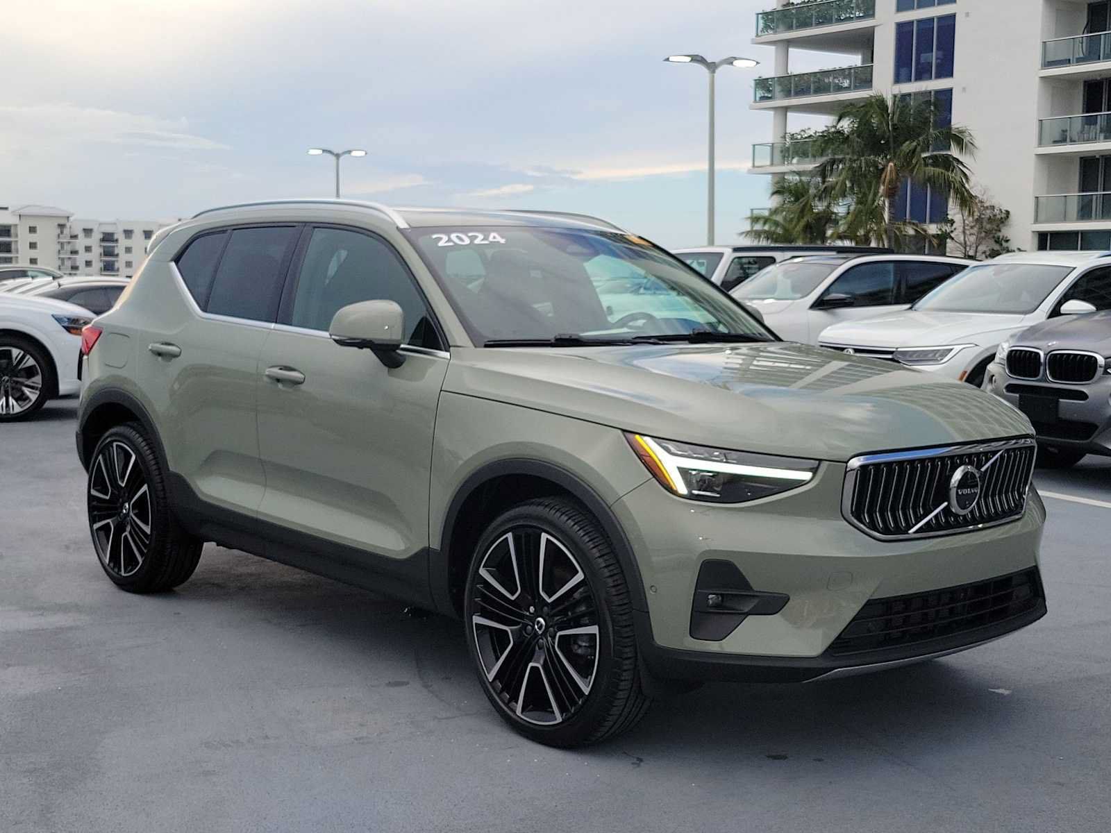 Used 2024 Volvo XC40 B5 Ultimate w/ Protection Package Premier AWD/4WD image 8