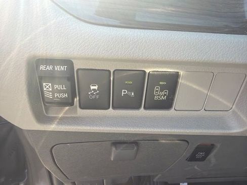 Used 2017 Toyota Sienna XLE Premium FWD image 8