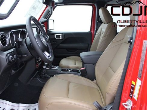 Used 2023 Jeep Gladiator Rubicon w/ Cold Weather Group image 10