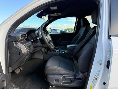Used 2024 Toyota Tacoma SR5 AWD/4WD image 12